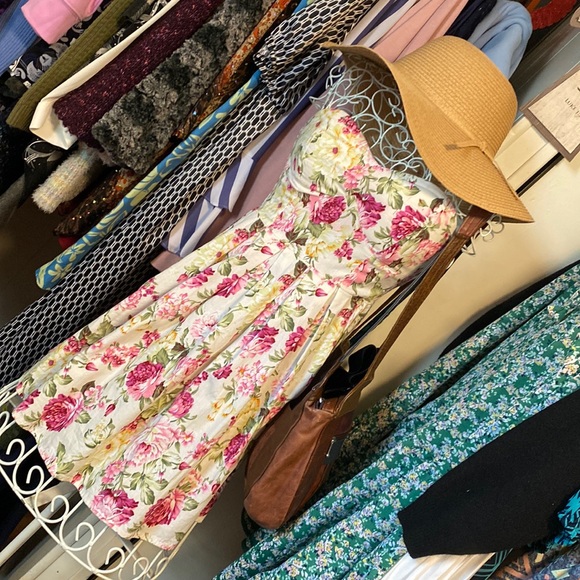 Rue21 Dresses & Skirts - 🎊🎉Host Pick 🎉🎊 XS beautiful Rue 21 floral, strapless dress smocked back